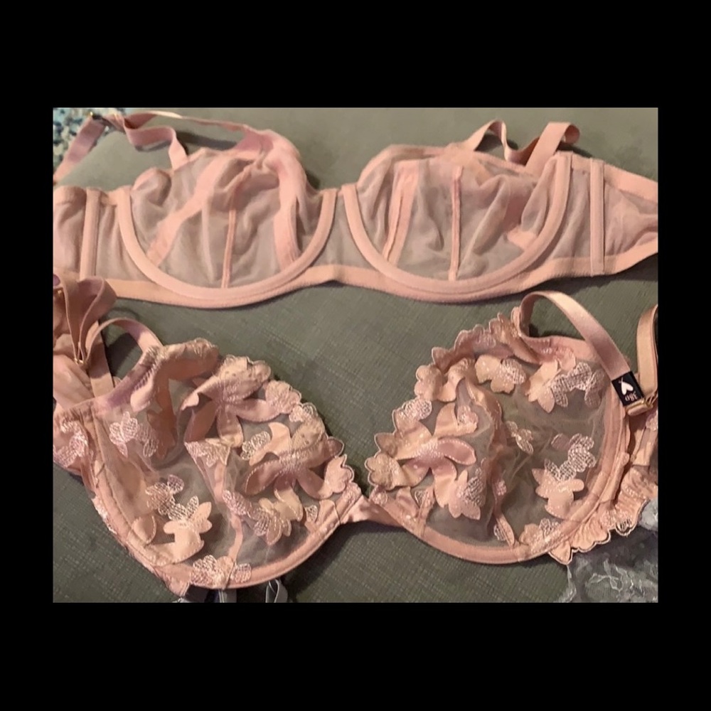 2 Victoria secret bras 38D